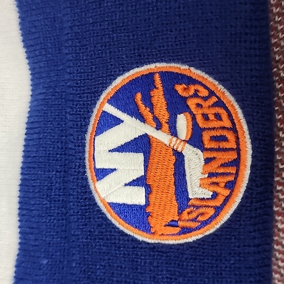 New Era NHL New York Islanders Winter Hat with pompom - Picture 2 of 7